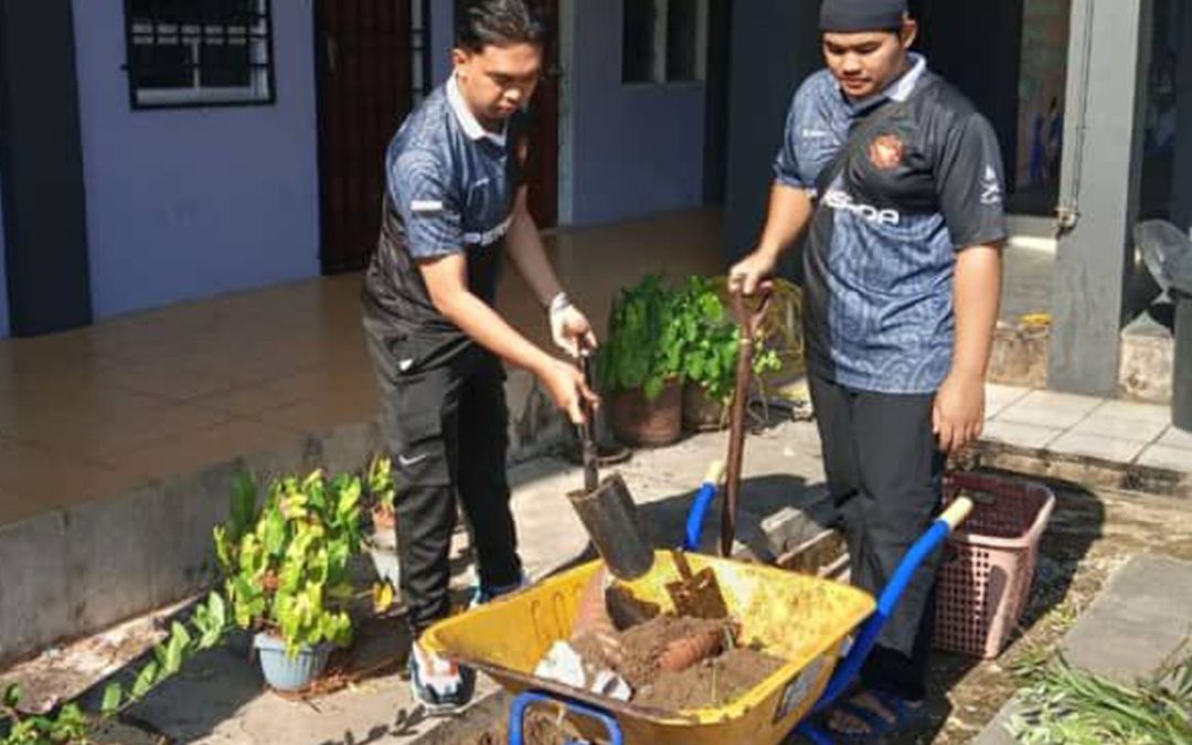 Pelajar UnIPSAS Sertai Gotong-Royong di KAFA Ubudiah Taman Guru